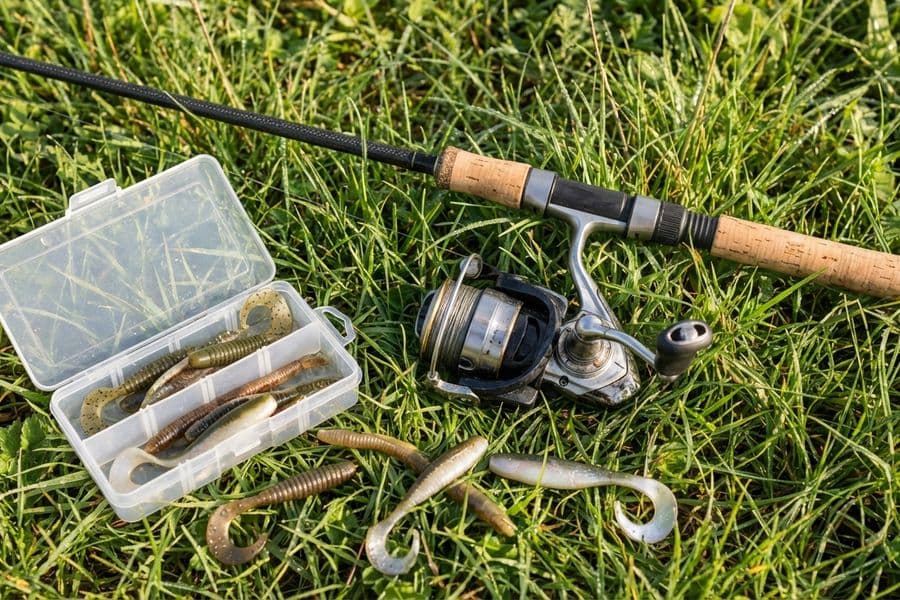 Leichte Spinnrute mit Stationärrolle und Gummifisch-Ködern