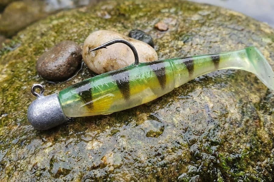 8cm Gummifisch in Barschdekor montiert am Jighaken