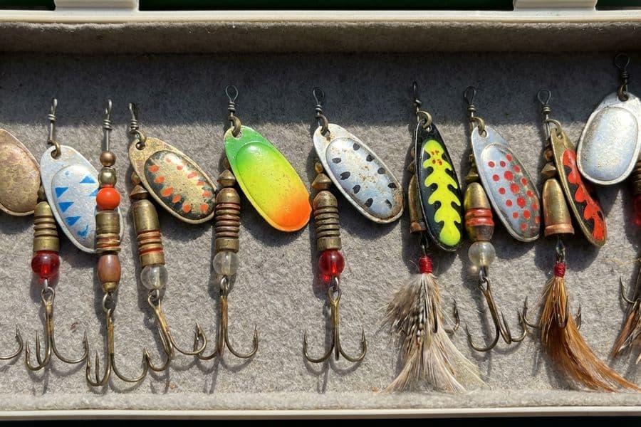 Verschiedene Spinner-Kunstköder in unterschiedlichen Größen, Farben und Blattformen für das Raubfischangeln